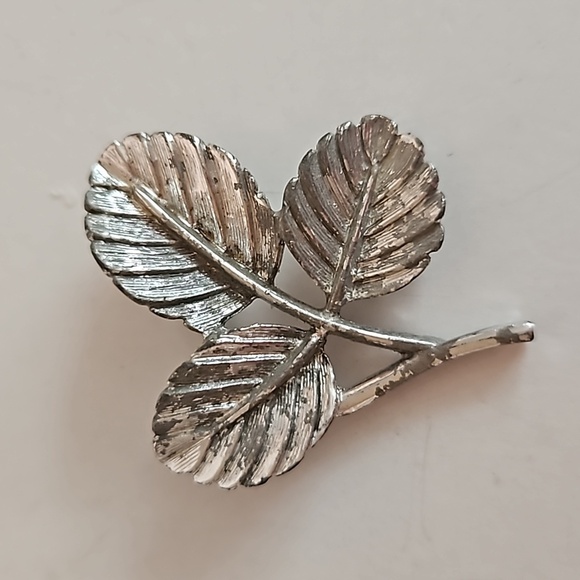 2 SARAH COV Silvertone Brooches, 1 STRAWBERRY & 1 BRANCH - Picture 2 of 7